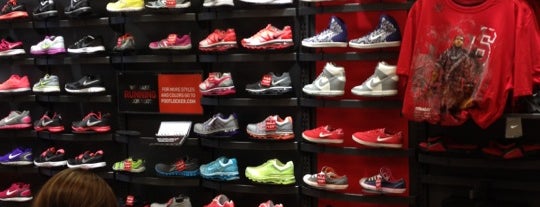 Foot Locker is one of Kenさんのお気に入りスポット.