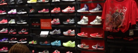 Foot Locker is one of Ken 님이 좋아한 장소.