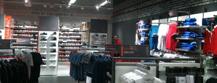 Nike Factory Store is one of Tempat yang Disukai Irina.