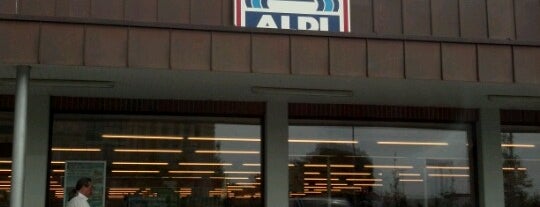 ALDI NORD is one of สถานที่ที่ Dennis ถูกใจ.