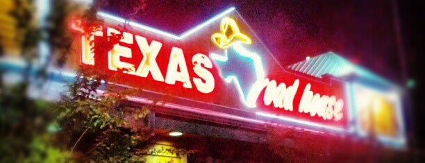 Texas Roadhouse is one of Tempat yang Disukai Aron.