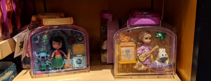 Disney’s Fantasia Shop is one of สถานที่ที่ Ryan ถูกใจ.