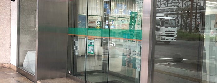 りそな銀行 津支店 is one of 1.