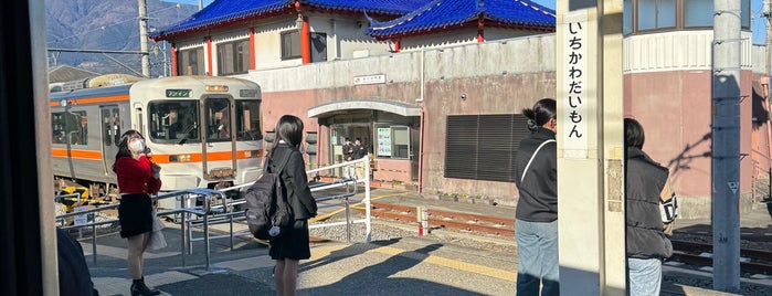 Ichikawadaimon Station is one of Tempat yang Disukai Hideyuki.