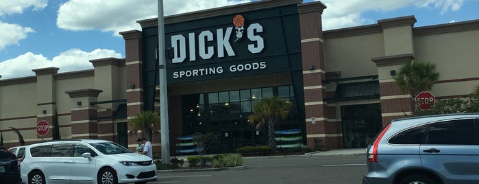 DICK'S Sporting Goods is one of Patrick'in Beğendiği Mekanlar.