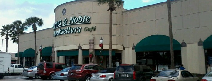 Barnes & Noble is one of สถานที่ที่ Steve ถูกใจ.