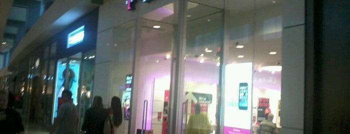 T-Mobile is one of Tiendas en Gallerias Houston.