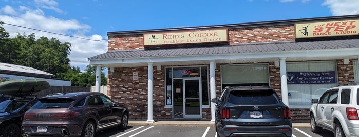Reid's Country Corner is one of Bfast/Diner.