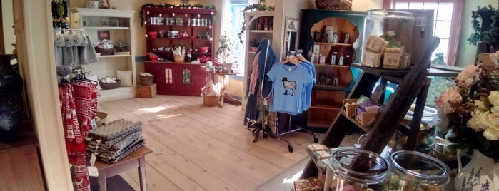 Old Sturbridge Gift Shop & Book Store is one of Lugares favoritos de George.