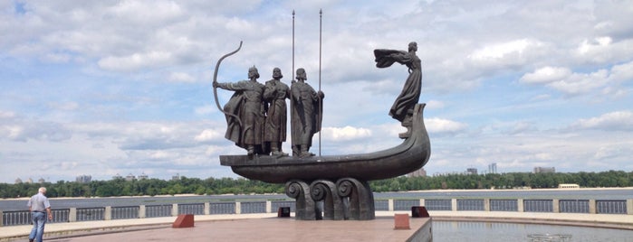Пам'ятник засновникам Києва (Кий, Щек, Хорив та Либідь) is one of Tempat yang Disukai Olya.