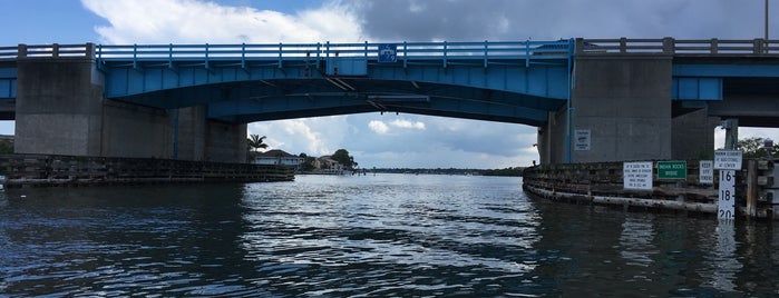 Indian Rocks Causeway Bridge is one of สถานที่ที่ Lizzie ถูกใจ.