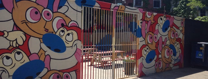 Ren & Stimpy mural is one of Posti che sono piaciuti a Jackie.