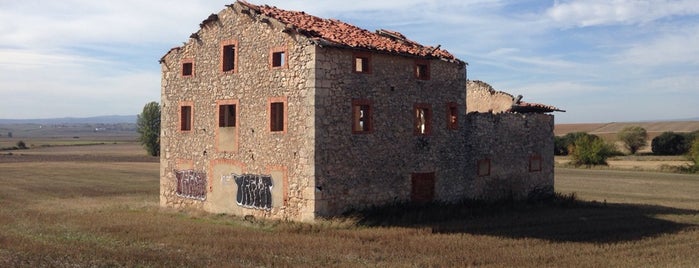 An abandoned farm is one of Lieux qui ont plu à Daniel.