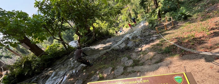 Bua Tong Waterfalls is one of Gerry'in Beğendiği Mekanlar.