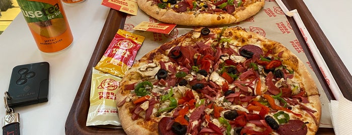 Pizza Pizza is one of Nerminさんのお気に入りスポット.