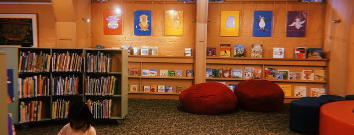 Eltham Library is one of Lugares favoritos de Mike.