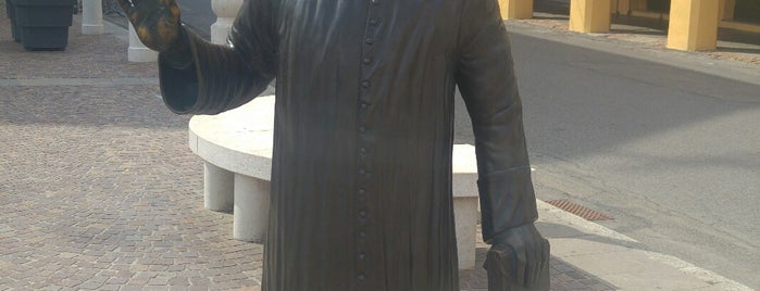 Statue Di Peppone E Don Camillo is one of Maui 님이 좋아한 장소.