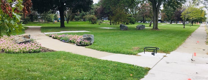 Dean Savage Memorial Park is one of Albert'in Beğendiği Mekanlar.