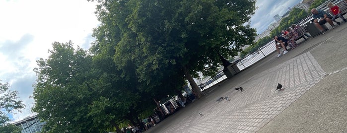 Thames Path Southwark is one of Tempat yang Disukai Grant.