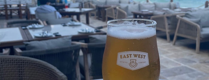 East West Brewing Company is one of Tristanさんのお気に入りスポット.