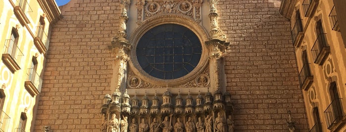 Basílica de Montserrat is one of Lieux qui ont plu à Elena.