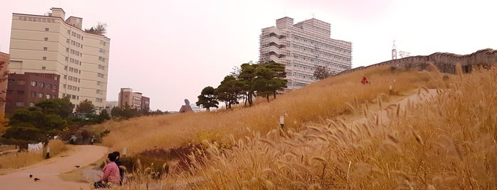 서울성곽 is one of Seoul.