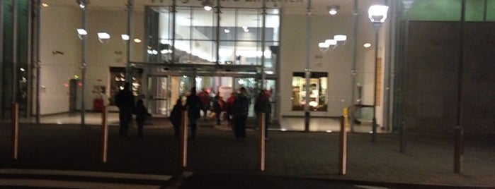 Crescent Shopping Centre is one of Aston'un Beğendiği Mekanlar.