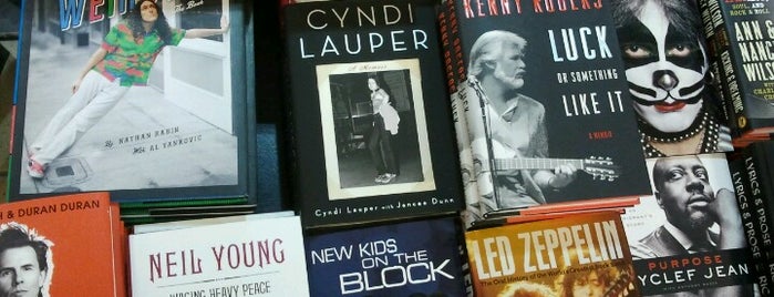 Barnes & Noble Cafe is one of Lugares favoritos de Lynn.