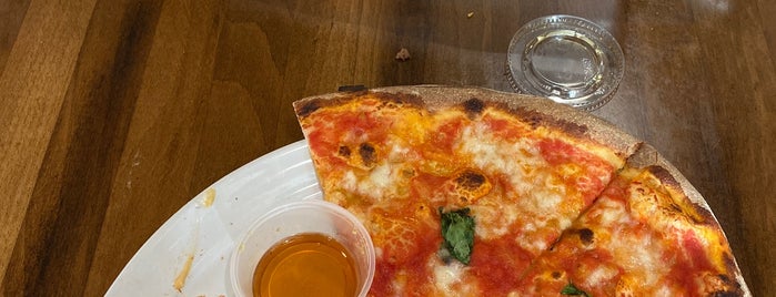 Tono Pizzeria + Cheesesteaks is one of Lugares favoritos de Mike.