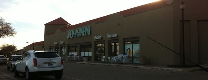 JOANN Fabrics and Crafts is one of Locais curtidos por Phillip.