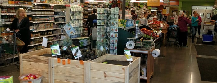 Natural Grocers is one of Locais curtidos por Ben.