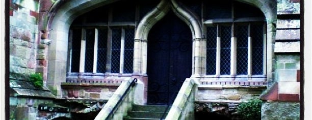 Malvern Priory is one of Igrejas e Catedrais!.