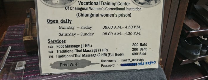 Women's Massage Center (by ex-prisoners) is one of Posti che sono piaciuti a Bianca.