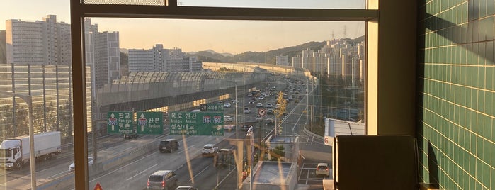 BRIDGE SQUARE is one of 블루씨’s Liked Places.