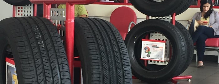 Discount Tire is one of Kateさんのお気に入りスポット.
