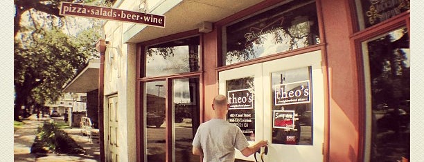Theo's Neighborhood Pizza is one of Lugares favoritos de Christine.