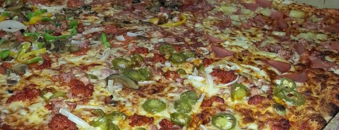 La Macedonia Pizza is one of Lugares guardados de Fernanda.