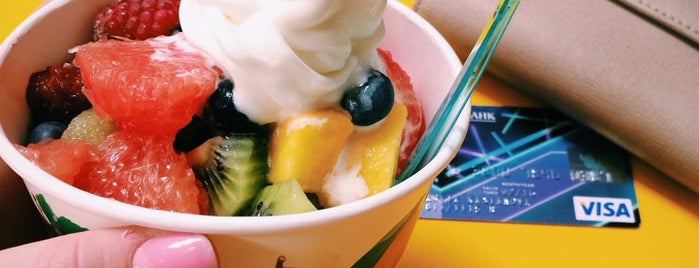 Yogurt Frenzy is one of สถานที่ที่ Bitch ถูกใจ.