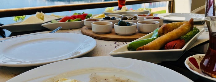 Vati Bistro&Cafe is one of Güneyler.