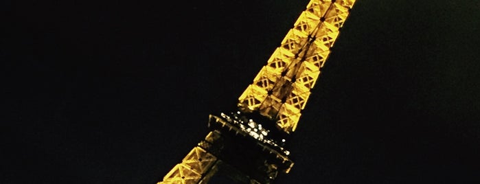 Menara Eiffel is one of Tempat yang Disukai Asojuk.