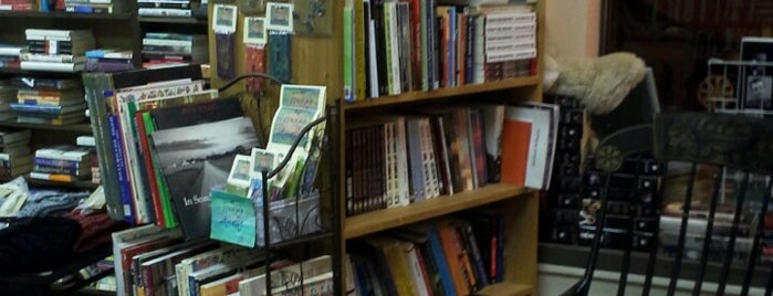 The Book Shop is one of Amber'in Kaydettiği Mekanlar.