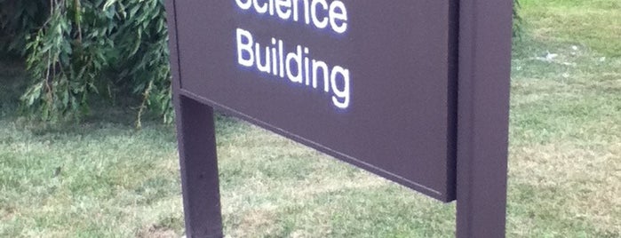 Science Building is one of Locais curtidos por Sasha.