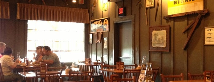 Cracker Barrel Old Country Store is one of Tempat yang Disukai Andy.