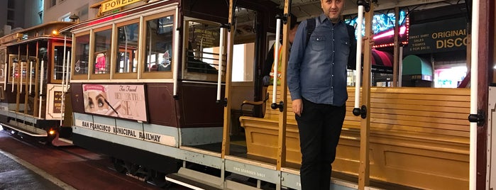 Powell Street Cable Car Turnaround is one of Locais curtidos por Ömer.