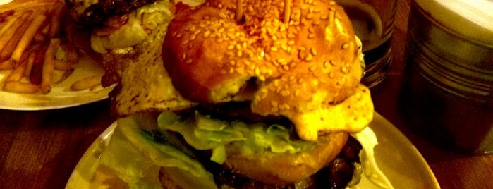 Tom's Burger is one of Lugares favoritos de David.