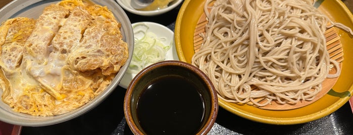 霞町 蕎麦処 ますだ屋 is one of fujiさんの保存済みスポット.