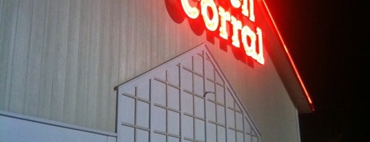 Golden Corral is one of Treverさんのお気に入りスポット.