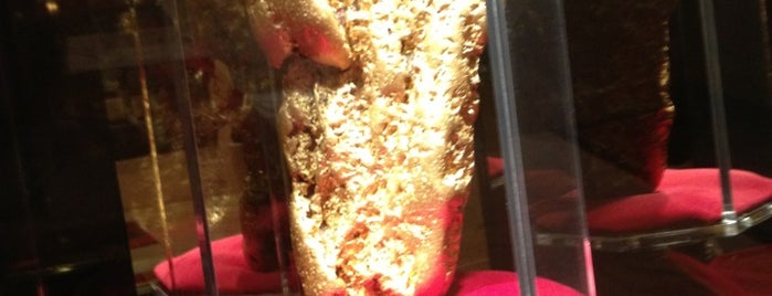 Worlds Largest Golden Nugget is one of สถานที่ที่ Lizzie ถูกใจ.