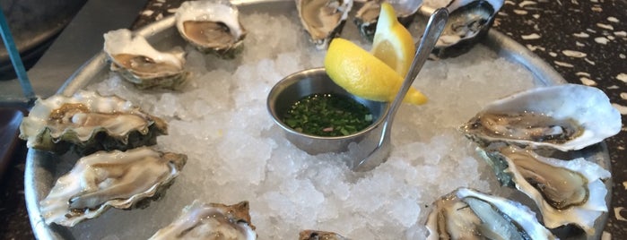 Hog Island Oyster Co. is one of Lugares favoritos de W.