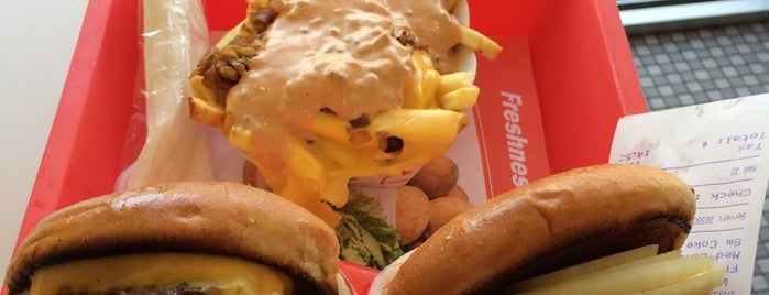 In-N-Out Burger is one of สถานที่ที่ W ถูกใจ.